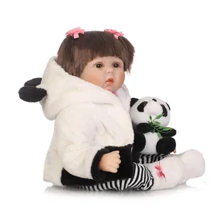 Poupée Reborn réaliste avec sweat à capuche panda et peluche sur fond blanc