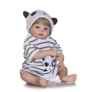 Bambola Reborn realistica con vestito da panda e pagliaccetto a righe su bianco