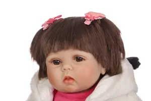 Détails d'une poupée bébé réaliste avec peau douce et petites pinces à cheveux