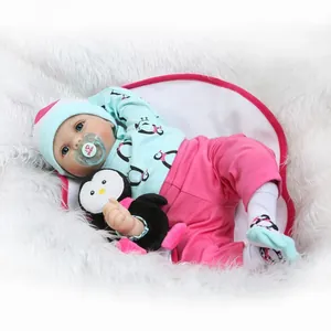 Poupée Reborn réaliste en tenue de pingouin avec tétine et peluche assortie