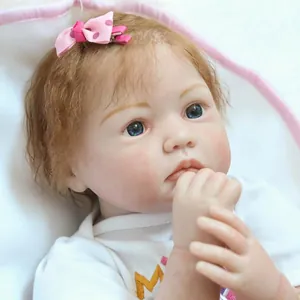 Bambola reborn realistica con texture della pelle naturale, occhi blu e fiocco rosa