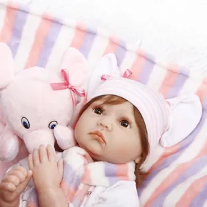 Realistische Reborn-Babypuppe mit braunem Haar und passendem rosa Elefanten-Plüschtier