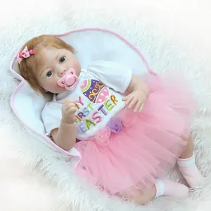 Bambola reborn realistica con tutu rosa e vestito My First Easter su sfondo di peluche