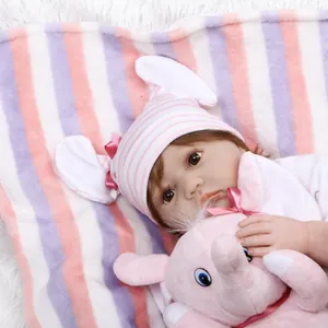 Realistische Reborn-Babypuppe in rosa gestreiftem Outfit mit weichem Elefantenplüsch