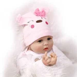 Poupée bébé reborn réaliste 40cm avec yeux bleus, bonnet rose à oreilles et barboteuse