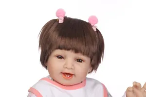 Primer plano de cara de muñeca realista con pelo castaño y horquillas de color rosa