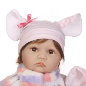 Realistische Reborn Babypuppe mit rosa gestreifter Mütze und buntem Plüschschal