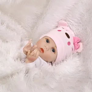 Poupée bébé réaliste de 40 cm avec bonnet en tricot rose et body blanc douillet