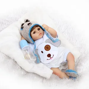 Realistische Reborn-Babypuppe mit Hundekappe und gestreiftem Strampler auf Plüschteppich