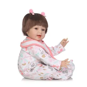 Muñeca reborn realista con pelo castaño y pelele de animales del bosque sobre fondo blanco