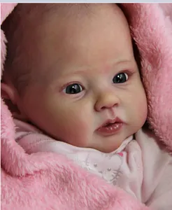 Realistische Reborn Puppe mit echter Hautstruktur im rosa Hello Kitty Strampler