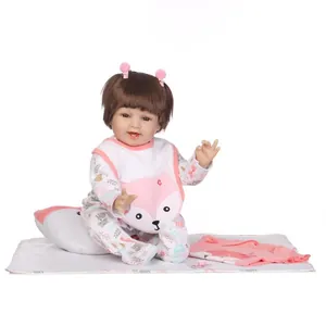 Muñeca reborn realista con pelo castaño y silicona suave en un set rosa de guardería