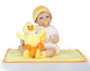 Λεπτομέρεια macro από ρεαλιστική κούκλα reborn με στολή πάπιας και πλεκτό κίτρινο σκούφο