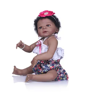 Poupée Reborn réaliste afro-américaine en culotte fleurie et haut en dentelle avec bandeau