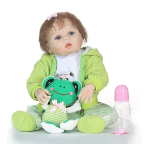 Détails de poupée reborn avec tenue verte, peluche grenouille, biberon et sucette rose
