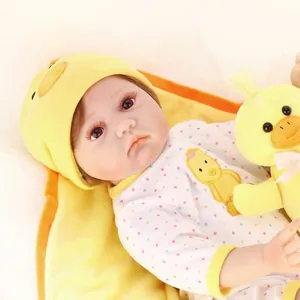 Poupée bébé reborn réaliste avec tenue de canard et peluche sur tissu doux