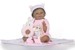 Vue détaillée d'une poupée de bébé africain avec tenue d'ours rose et jouet lapin