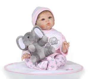 Vue détaillée de la poupée reborn en tenue d'éléphant rose avec peluche assortie