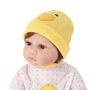 Poupée réaliste reborn avec bonnet canard jaune et vêtements à pois colorés