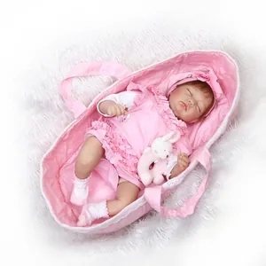 Poupée Reborn en robe rose avec peluche lapin et panier de transport à pois
