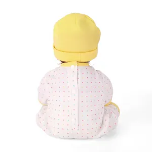 Poupée bébé réaliste avec bonnet en tricot jaune et body à pois vue de dos