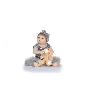 Poupée Reborn Réaliste en Silicone Complet Jouet pour Fille Avec Robe en Maille à Paillettes Grise Peluche Ours et Tétine