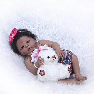 Poupée Reborn réaliste peau foncée avec cheveux bouclés et bandeau fleur rose