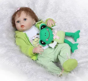 Détail d'une poupée reborn réaliste portant une tenue verte à capuche et des chaussons doux