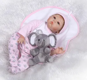 Vue détaillée de poupée Reborn réaliste en tenue rose avec motif éléphant et bonnet