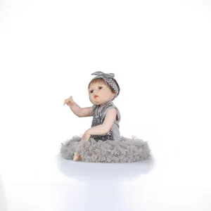 Poupée bébé reborn réaliste en robe grise à paillettes avec jupe en tulle et bandeau