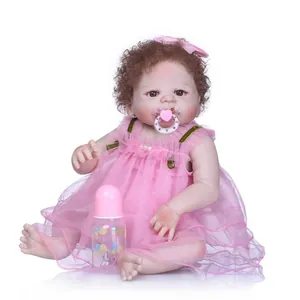 Bambola Reborn Realistica Bambina in Silicone con Vestito di Pizzo Rosa Capelli Ricci Marroni Regalo per Bambini
