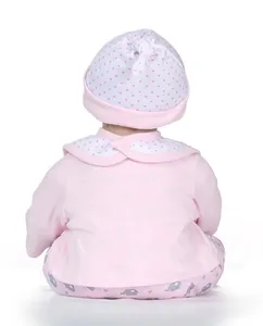Vue arrière du poupon réaliste portant un ensemble rose à motifs éléphant et bonnet
