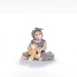 Poupée bébé reborn réaliste avec cheveux bruns, robe grise à paillettes et ours en peluche