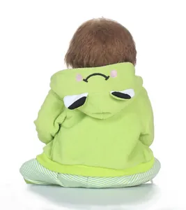 Détail de poupée reborn avec sweat à capuche grenouille verte et pantalon à rayures