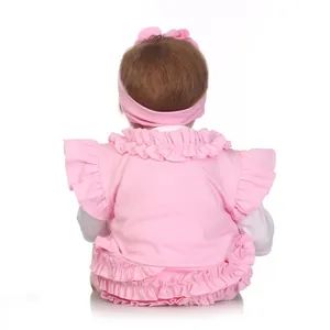 Poupée bébé reborn réaliste avec tenue rose à volants et bandeau à nœud assorti