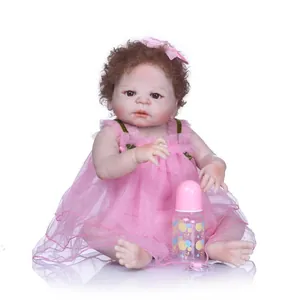 Bambola reborn realistica con capelli ricci e vestito in tulle rosa inclusi accessori