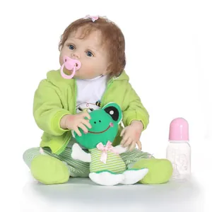 Poupée bébé Reborn réaliste avec sweat à capuche vert, peluche grenouille et accessoires