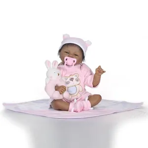 Poupée nouveau-né réaliste à la peau foncée en tenue rose avec motifs animaux et jouet