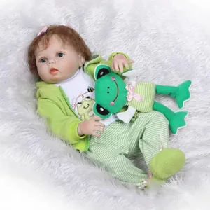Poupée bébé reborn réaliste aux yeux bleus et tenue de grenouille sur peluche douce