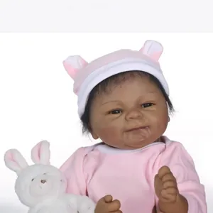Poupée bébé reborn réaliste à la peau foncée en tenue rose avec lapin en peluche