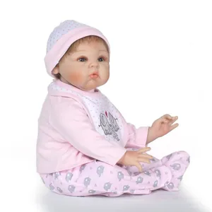 Poupée nouveau-né réaliste en tenue d'éléphant rose sur fond blanc pur