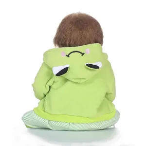 Poupée bébé Reborn réaliste avec sweat à capuche grenouille vert et pantalon à rayures