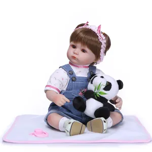 Poupée bébé Reborn réaliste avec salopette en jean, peluche panda et tétine sur coussin