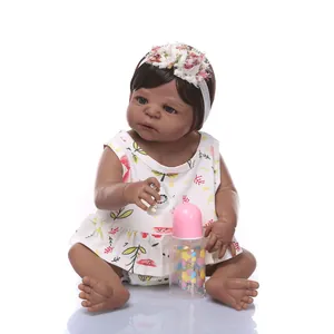 Realistische Reborn-Babypuppe mit dunkler Haut im Blumenkleid mit Schnuller und Flasche