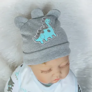 Berretto in maglia grigio per neonati con ricamo dinosauro e cresta su sfondo peluche