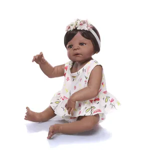 Realistische Reborn Baby Puppe Vollsilikon Dunkle Haut Mädchen Mit Blumigen Kleid Set Schnuller Flasche Waschbar Geschenk