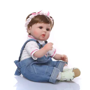 Poupée bébé reborn réaliste avec salopette en jean, chemise à fleurs et bandeau rose