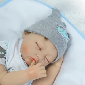 Dettaglio di bambola reborn realistica con berretto grigio a maglia e pelle fine