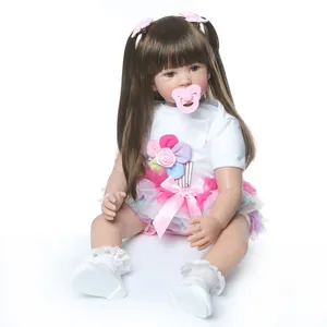 60cm Reborn Kleinkind Puppe mit langen braunen Haaren in Regenbogenkleid und weißen Schuhen