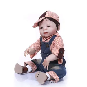 Poupée bébé Reborn réaliste avec salopette en jean et chemise à carreaux orange
